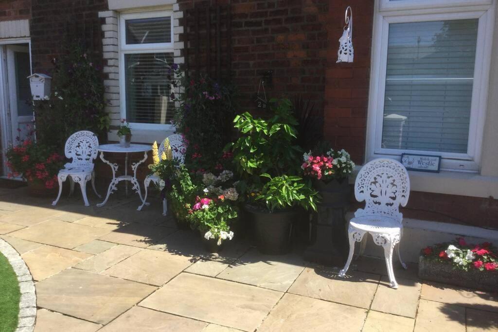 Leafy Lytham Central Lovely Ground Floor 1 Bedroom Apartment With Private Garden In Lytham Dog Friendly Lytham St Annes Extérieur photo